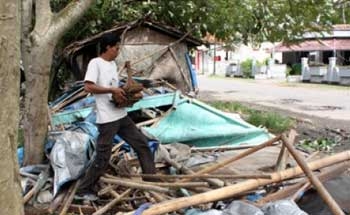 Puting Beliung, Kios di Pangandaran Ambruk Diterjang Angin