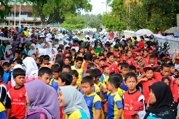 Warga Pangandaran Memperingati HUT Kabupaten Ciamis ke-370 Dengan Jalan Sehat 