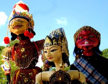 Wayang Golek Di Lapang Alun- Alun Parigi