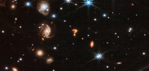  Inovasi Misterius: Teleskop James Webb Mendeteksi Objek Berbentuk Tanda Tanya di Luar Angkasa 