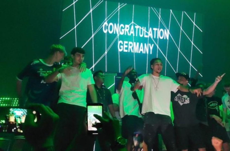 Rayakan Juara Piala Dunia U17, Pemain Jerman ini Pakai Jersey Persib